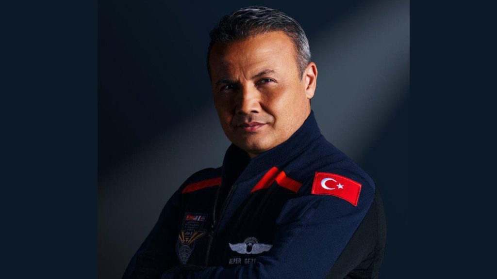Alper Gezeravcı Kimdir?